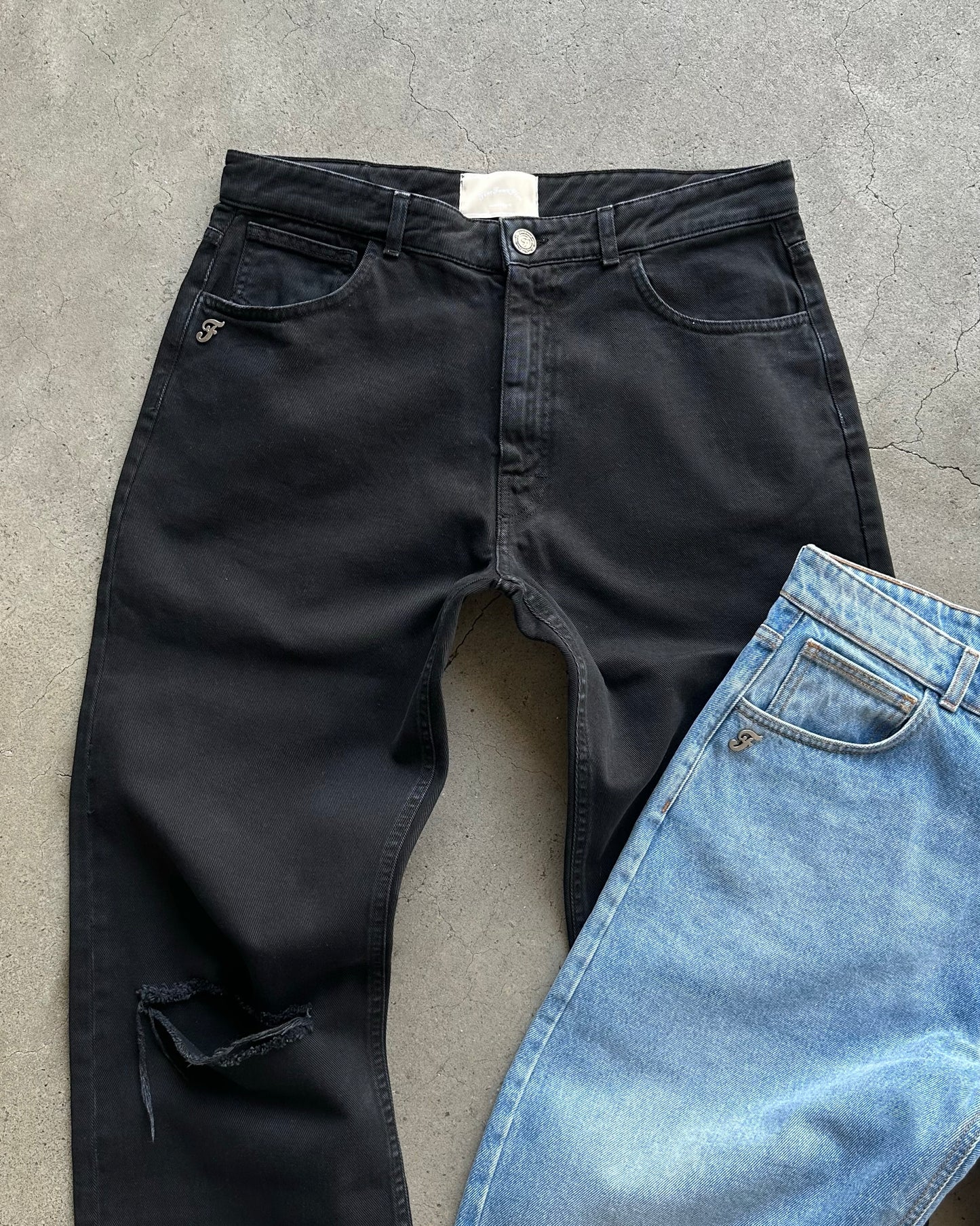 545 DON'T MISS IT 01 DISTRESSED MIDNIGHT BLACK DENIM